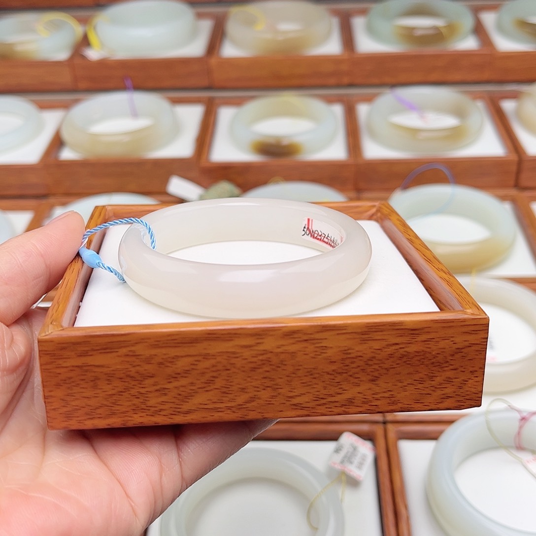 和田玉手镯未镶嵌52.5