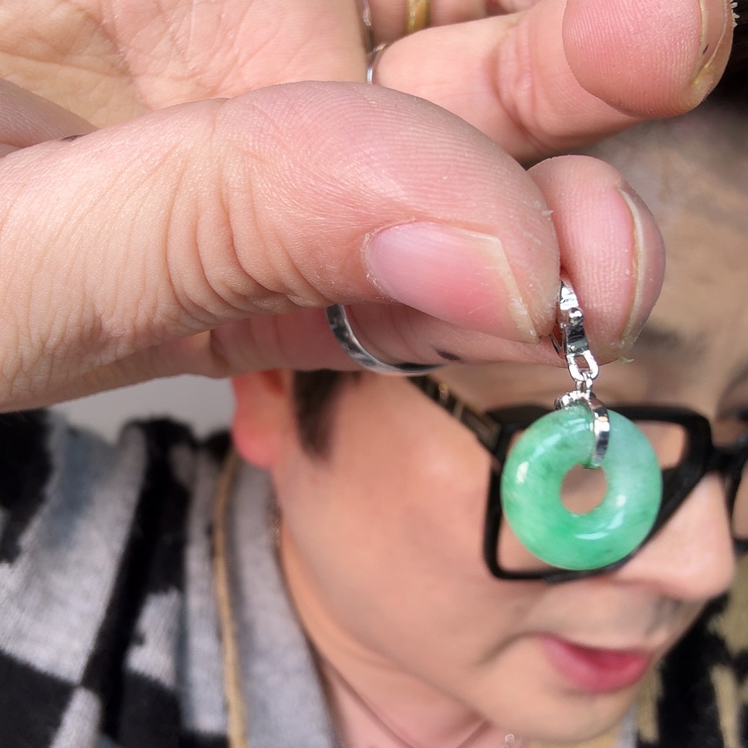 翡翠未镶嵌颈饰一件