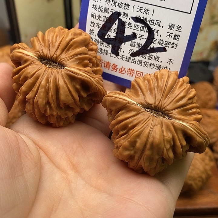 荷***财桃核吊坠四座楼狮子头46