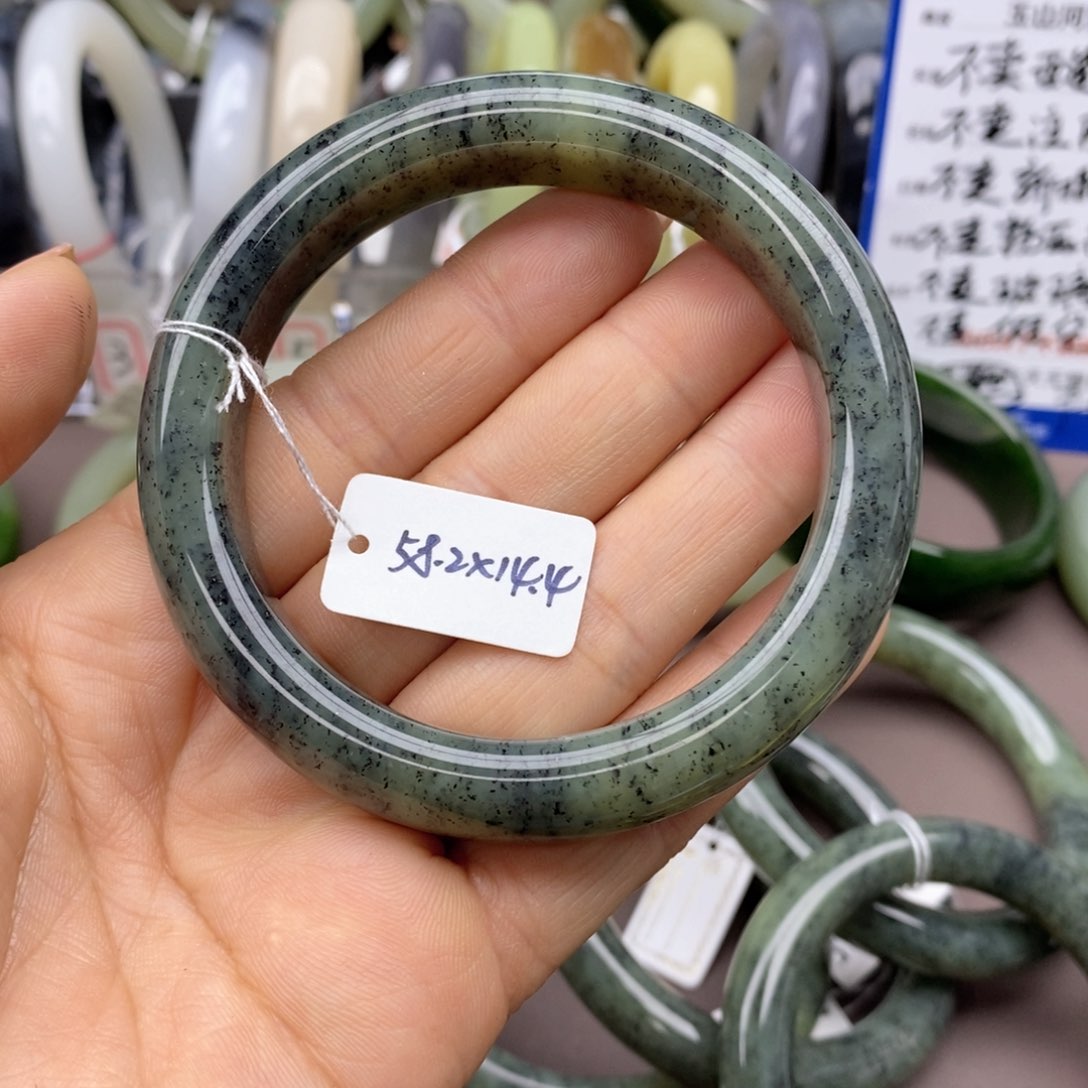 和田玉手镯未镶嵌石****布