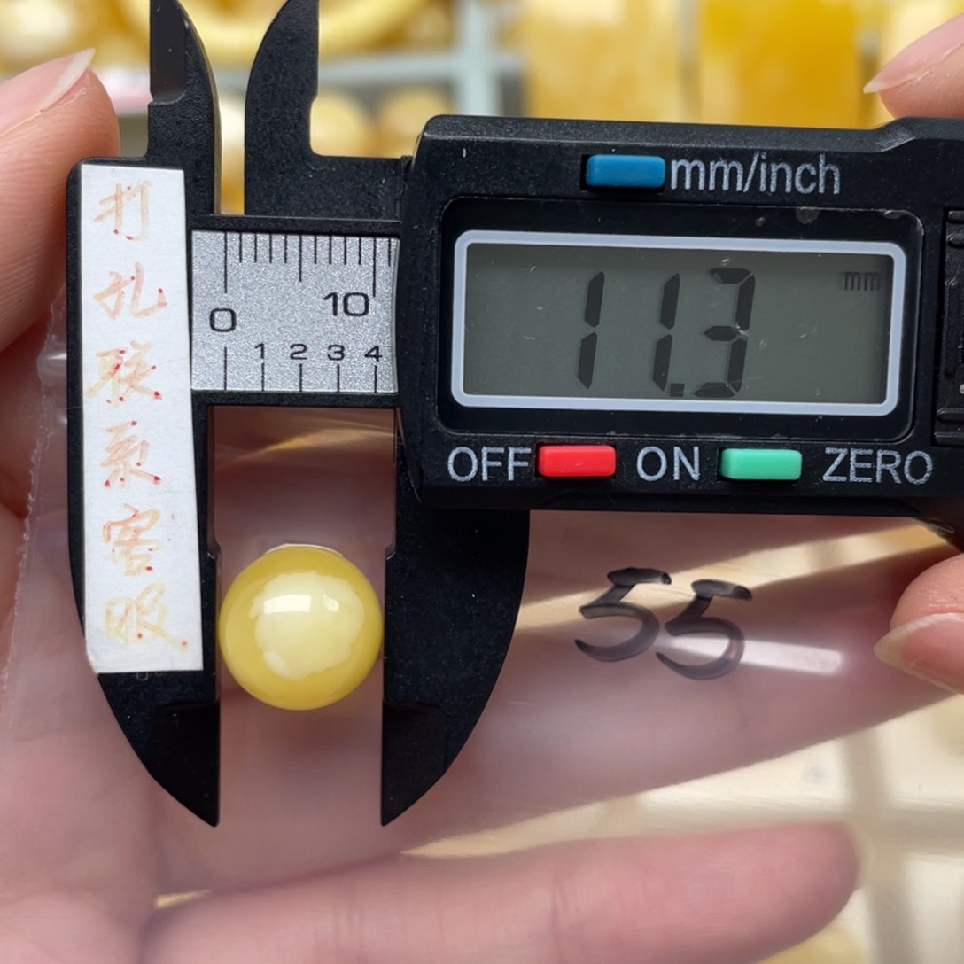 蜜蜡裸石未镶嵌象*田蜜蜡