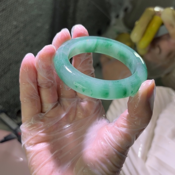 陌***桑石英质玉（非洲翠）未镶嵌手镯定制