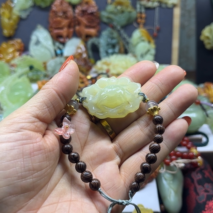 蛇纹石玉未镶嵌颈饰