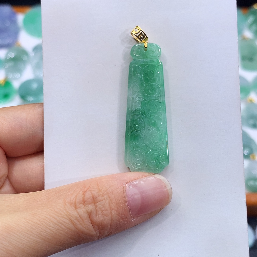 翡翠18K金镶嵌颈饰翡翠吊坠