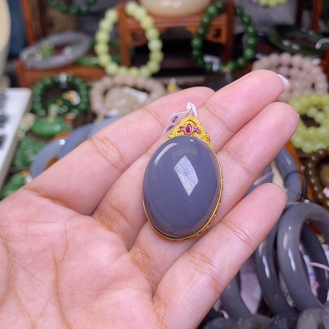 和田玉烟紫老料金镶鸽子蛋未镶嵌