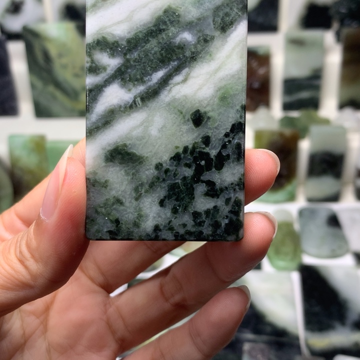 独山玉未镶嵌颈饰