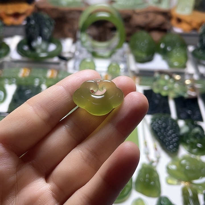 蛇纹石玉颈饰未镶嵌