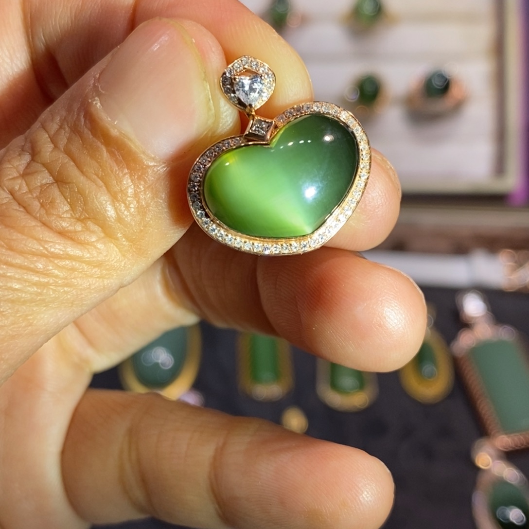 和田玉（碧玉）颈饰18K金镶嵌