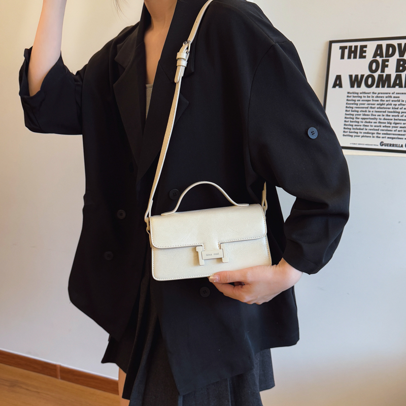 2025春夏新款潮流腋下百搭网红复古单肩斜挎包时尚女包 8308