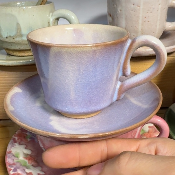 陶咖啡杯里的咖啡是我