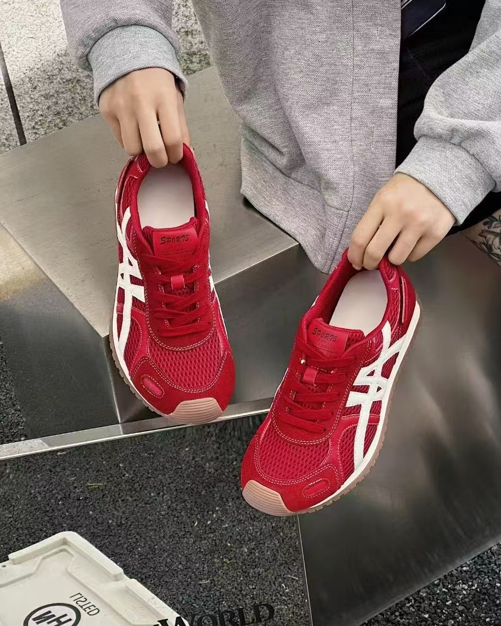 2025秋季女士潮鞋系带红色黑色时尚休闲鞋透气舒适德训鞋