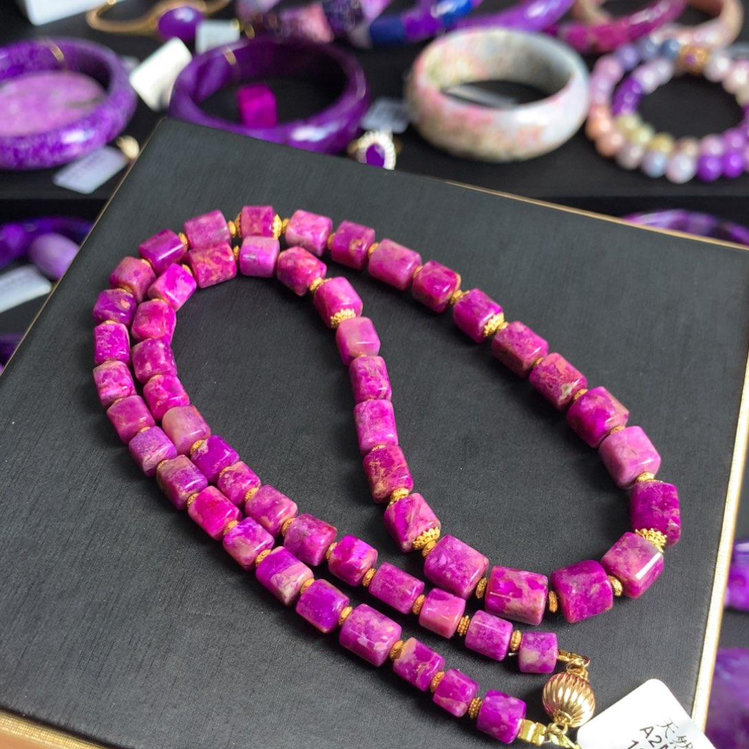 18K金镶嵌苏纪石（舒俱来）桃红樱花方糖项链