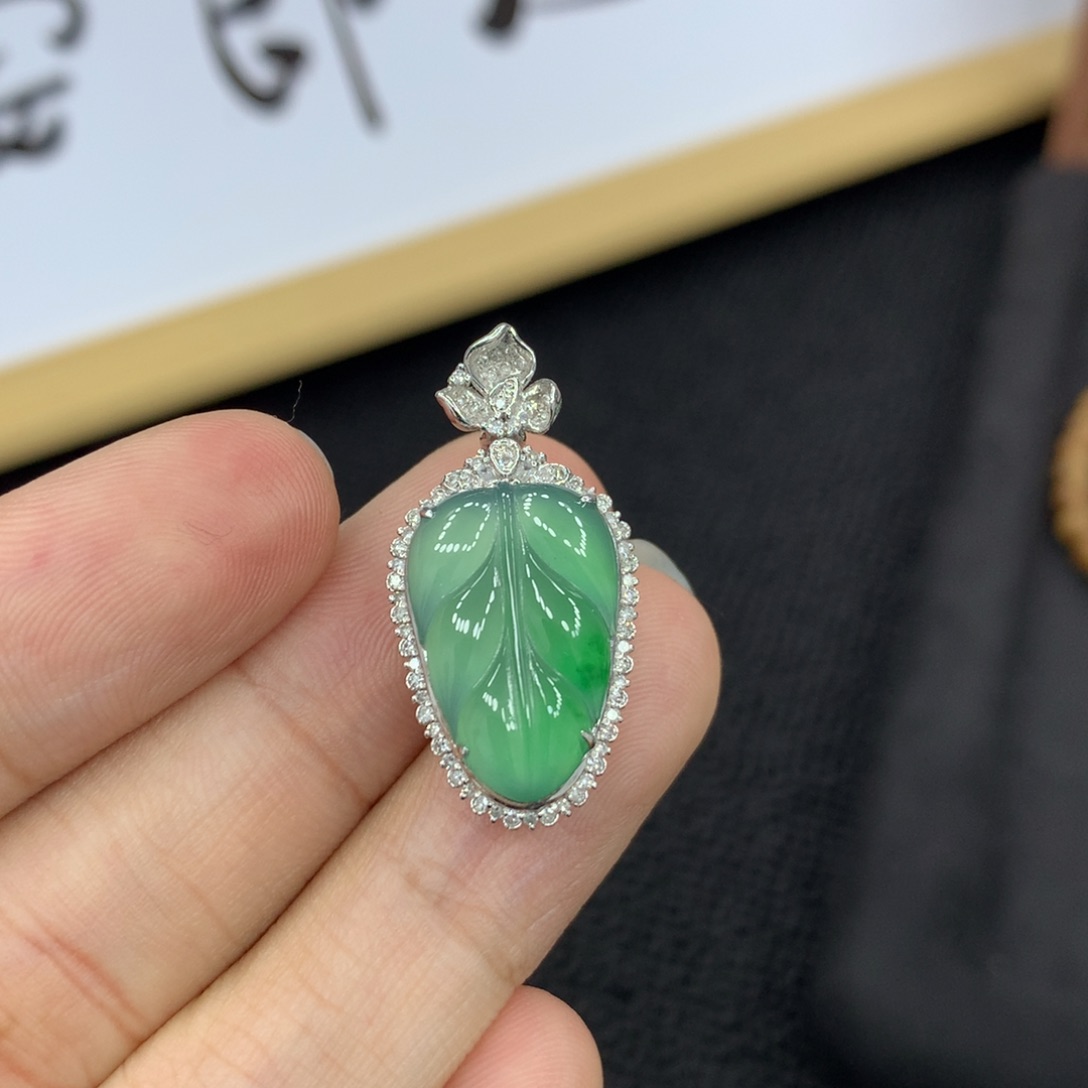 颈饰18K金镶嵌翡翠叶子