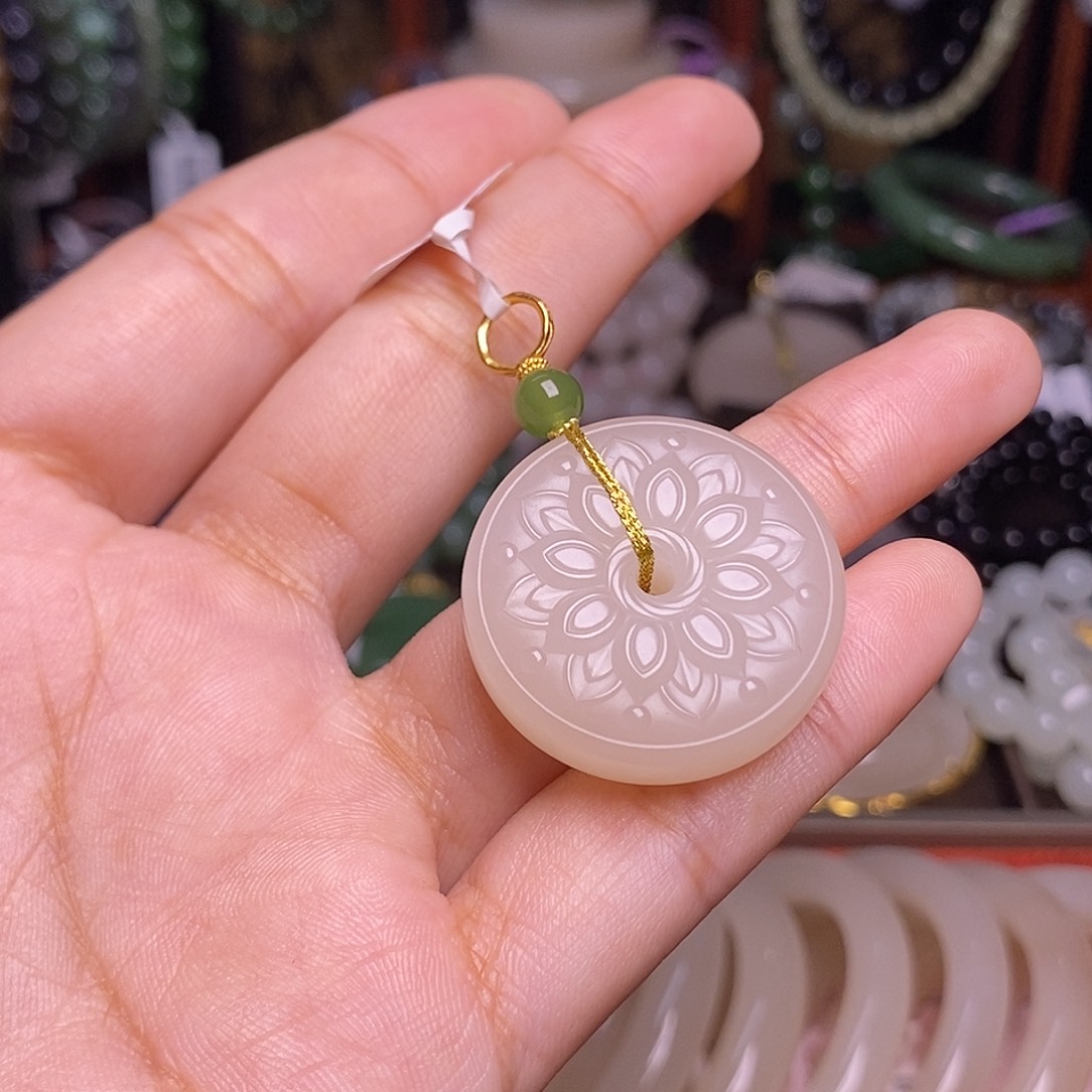 和田玉未镶嵌藕粉老料莲花平安扣