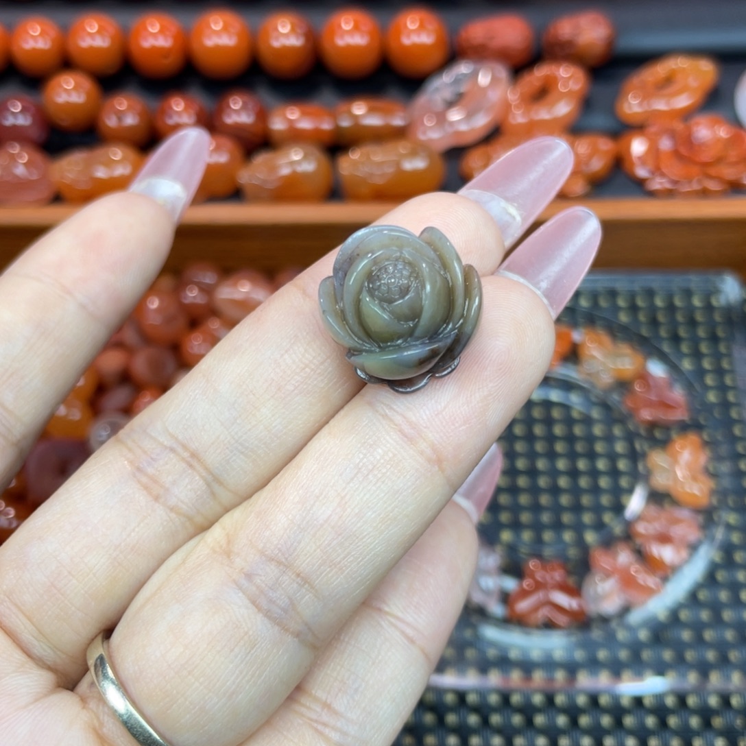星***了琥珀未镶嵌颈饰牡丹花