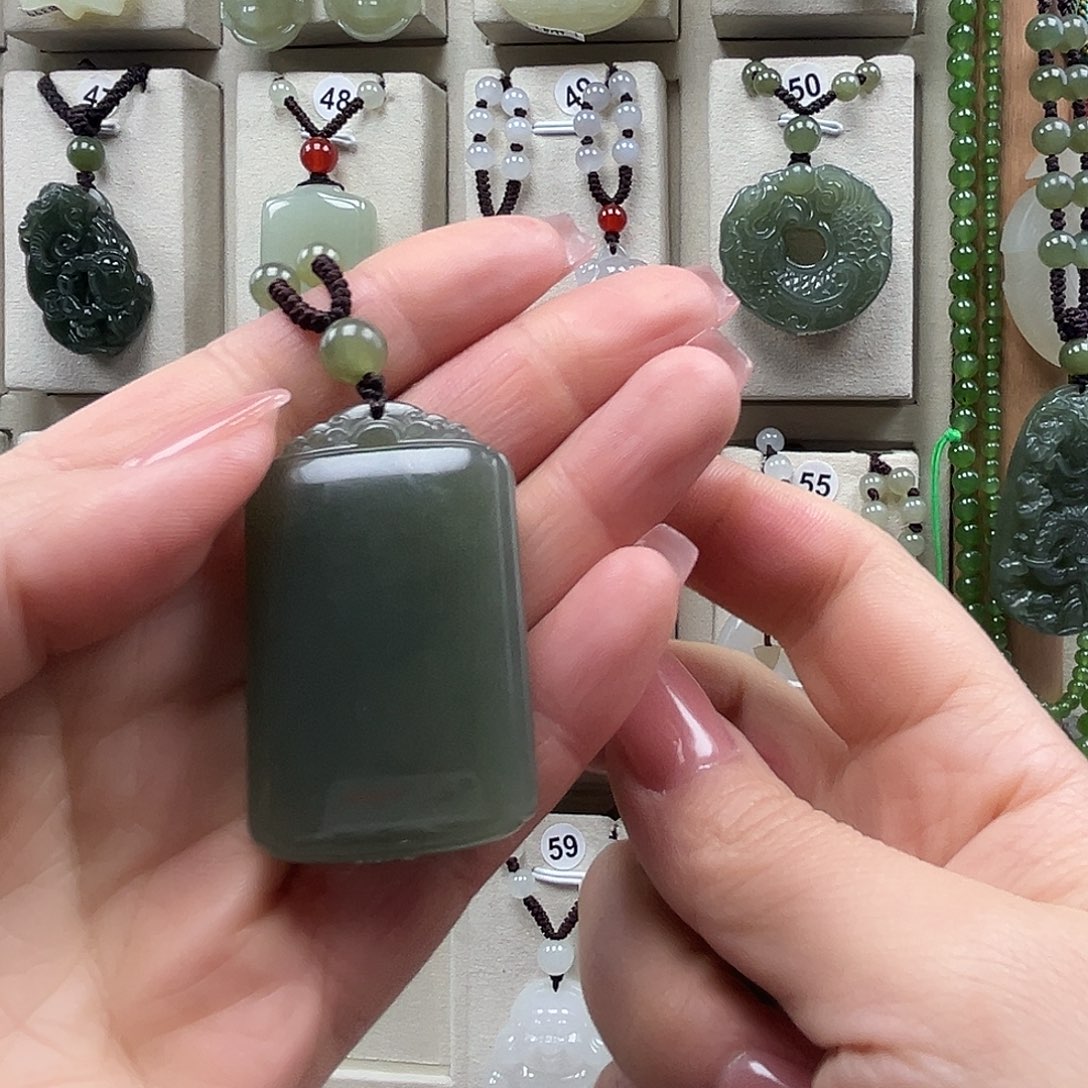 张***飞和田玉未镶嵌颈饰