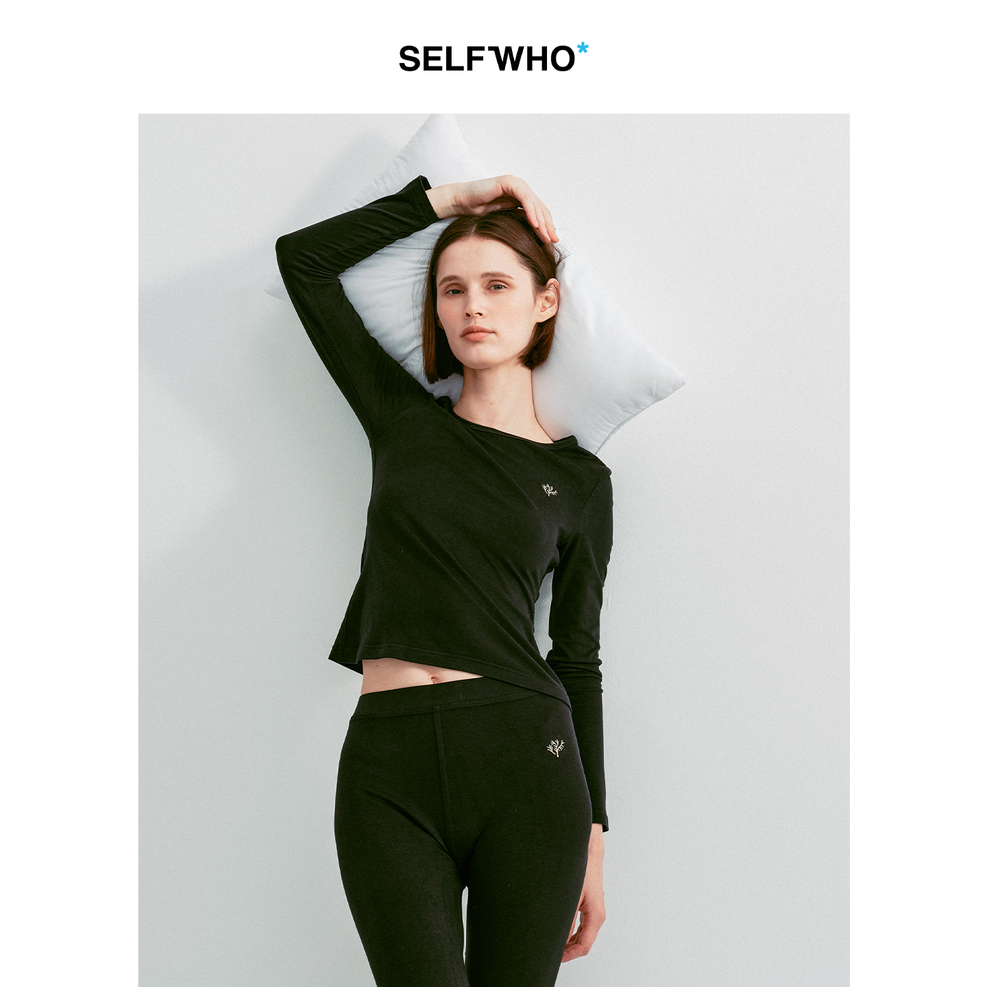 SELFWHO绵羊毛混纺高弹黑色打底衫女2025冬新款撞色刺绣修身上衣