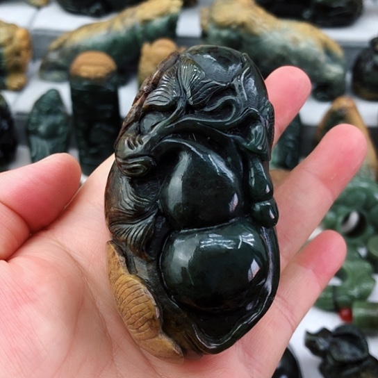 未镶嵌岫岩河磨玉（透闪石质玉）把件