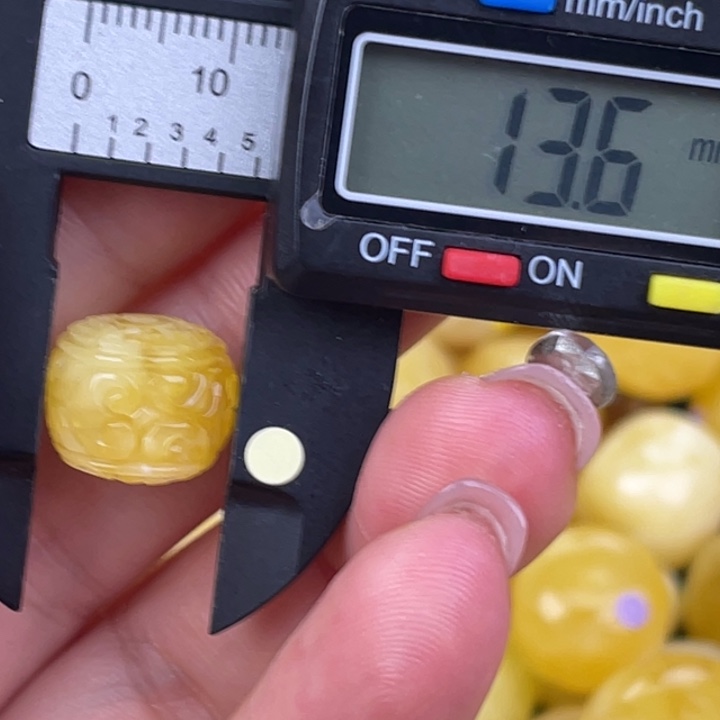 蜜蜡未镶嵌裸石微瑕697