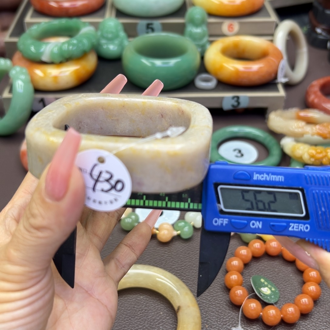 未镶嵌手镯石英岩玉