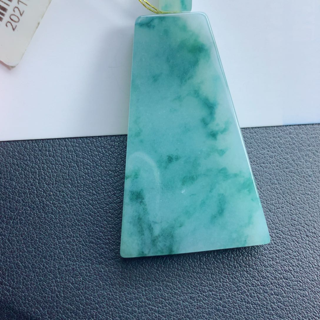 翡翠颈饰未镶嵌无事牌