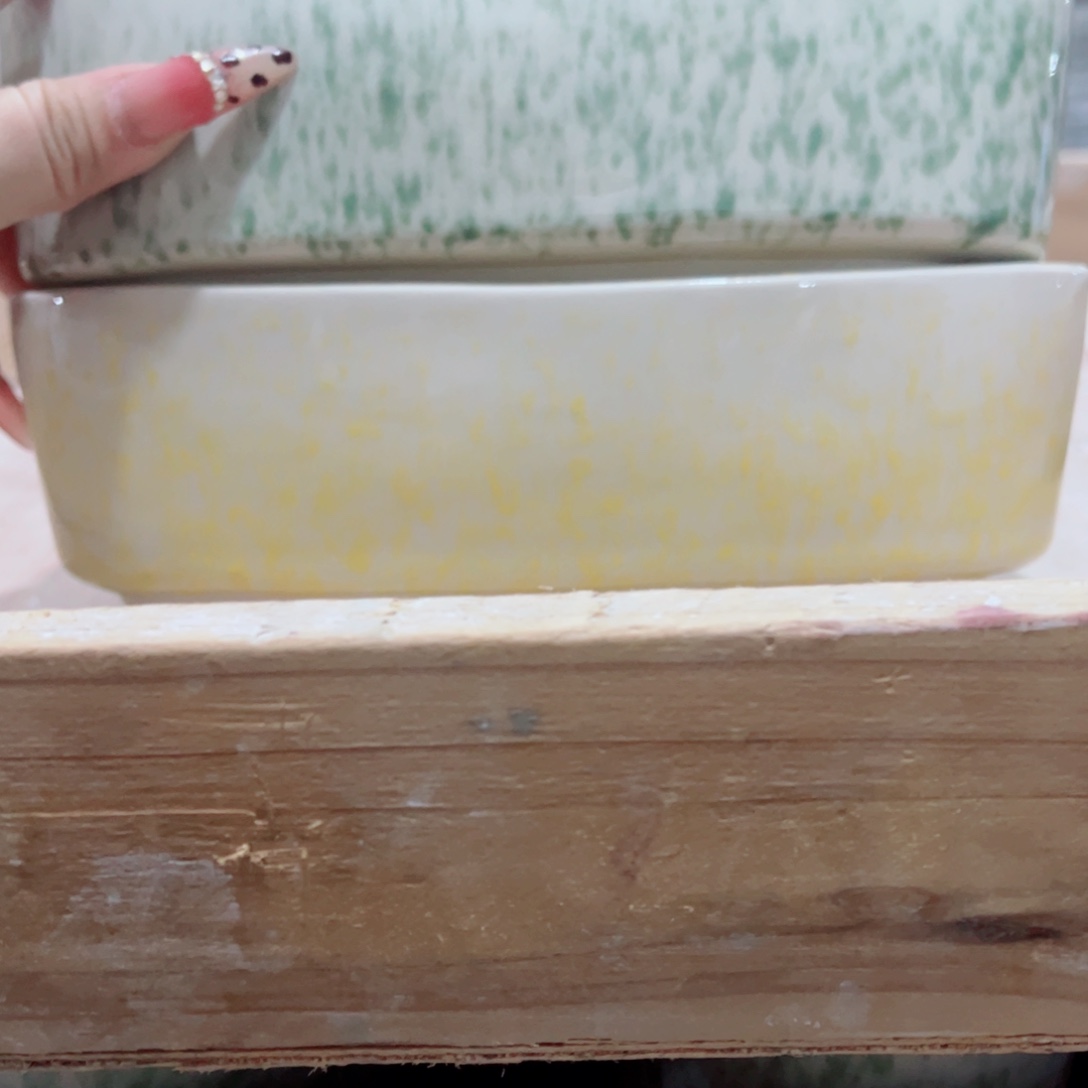 有孔，陶瓷花盆满10米包邮发货。微瑕介意慎拍