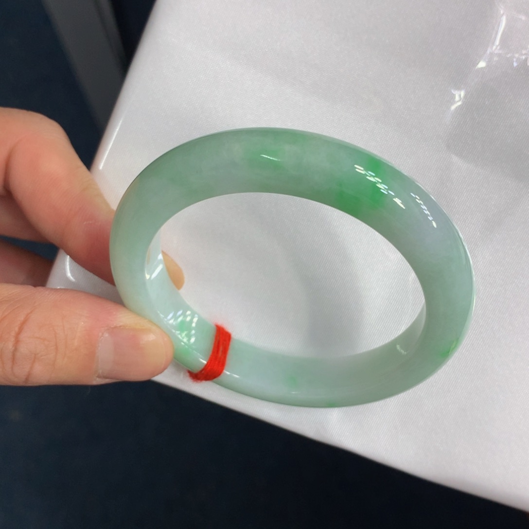 翡翠手镯未镶嵌翡翠