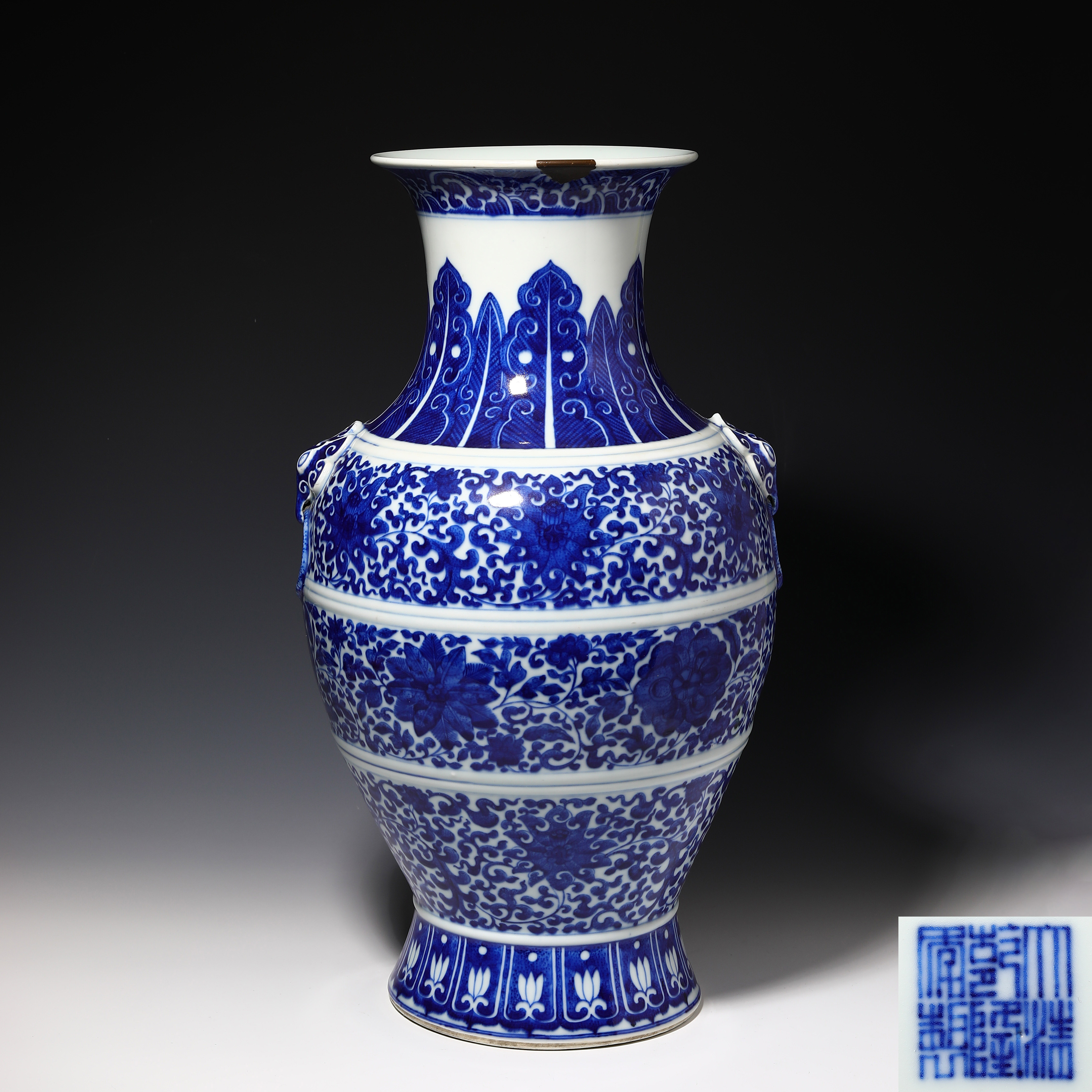 8967 清光绪 青花缠枝莲纹铺首尊