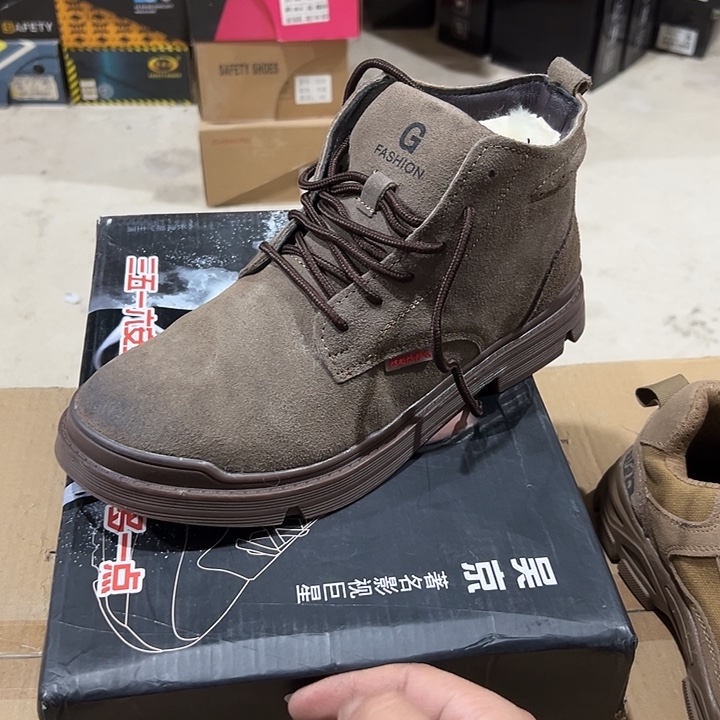 编码196号。羊毛43码防砸防刺劳保鞋