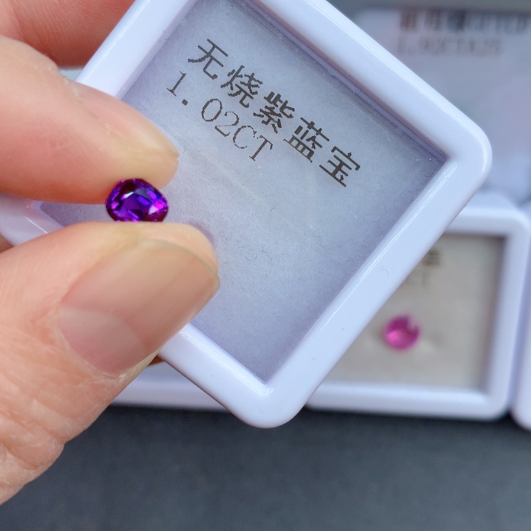 1.02克拉裸石彩色蓝宝石未镶嵌