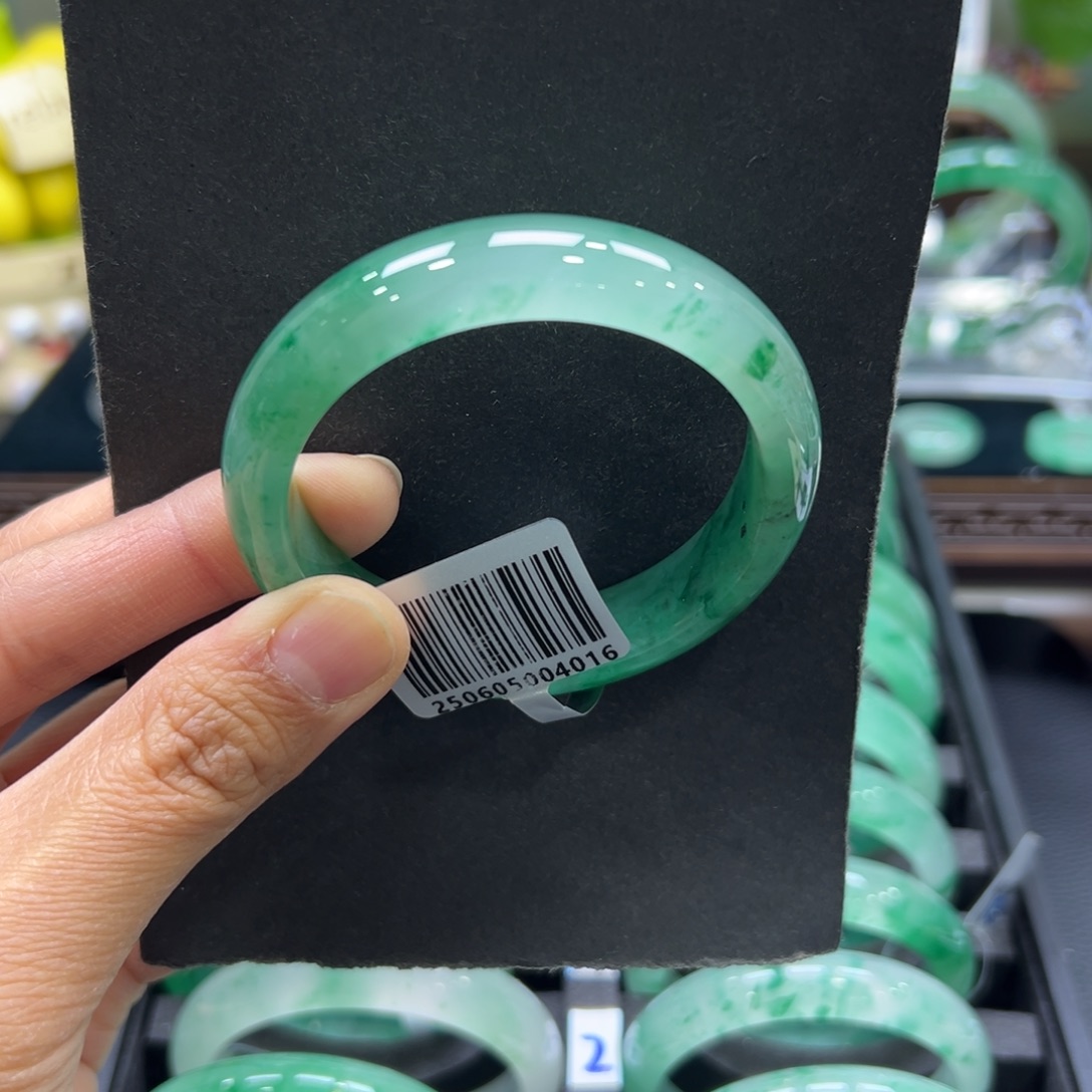 火***肉石英质玉未镶嵌手镯