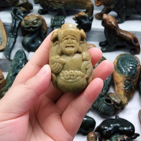 岫岩河磨玉（透闪石质玉）把件未镶嵌麒*