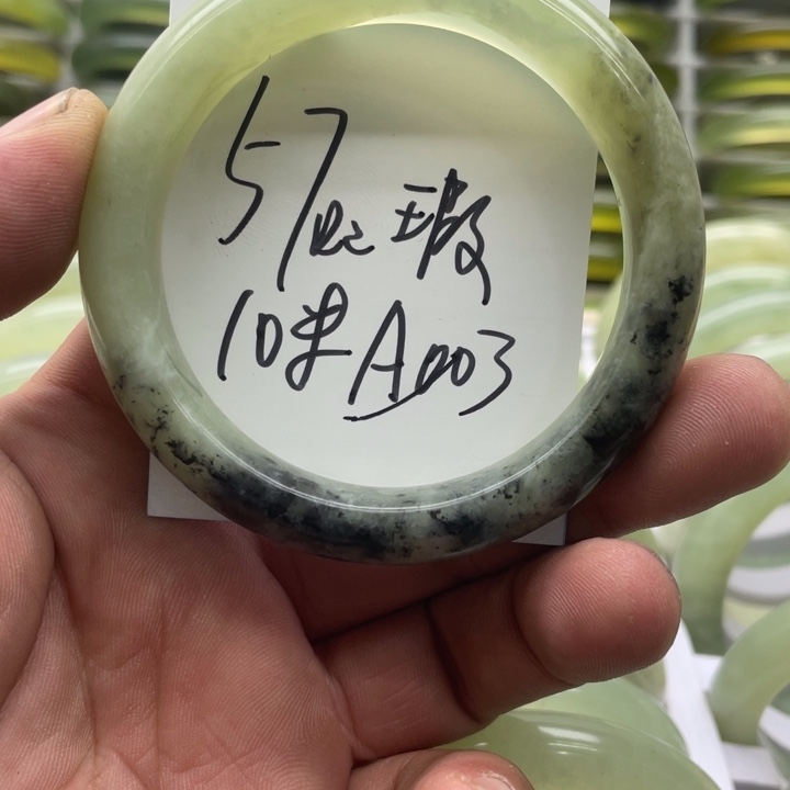 蛇纹石玉手镯未镶嵌