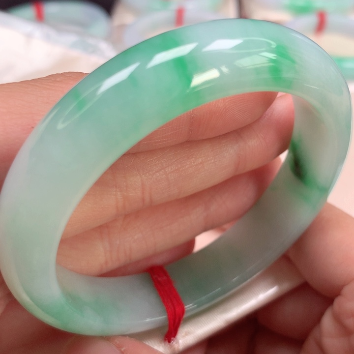 翡翠手镯未镶嵌阳绿飘花36号