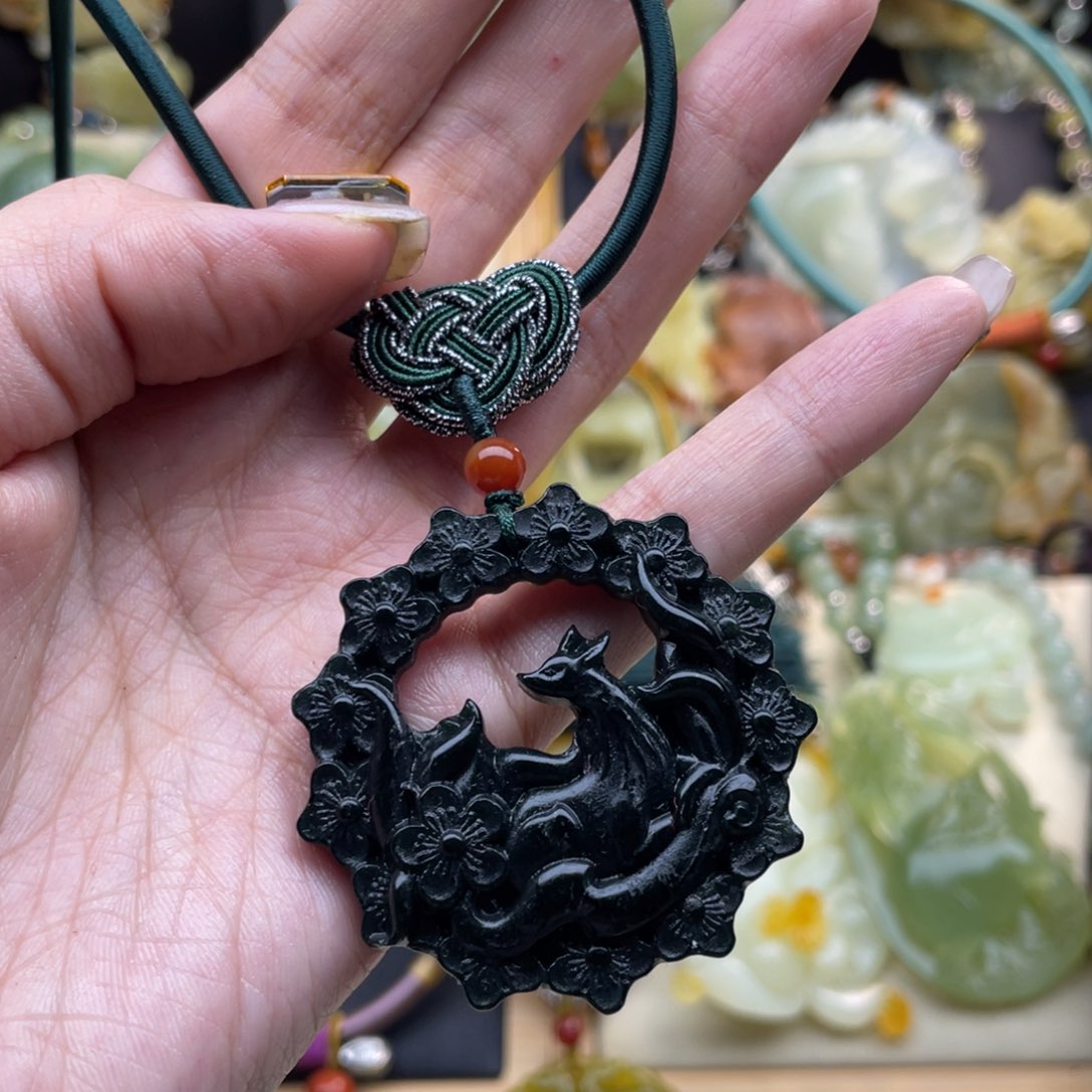 蛇纹石玉颈饰未镶嵌