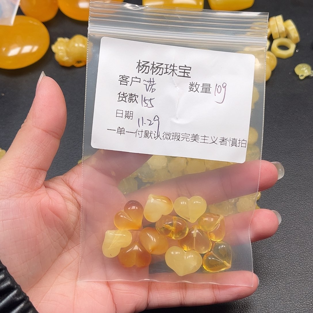 诺***宝琥珀未镶嵌裸石蜜蜡吊坠