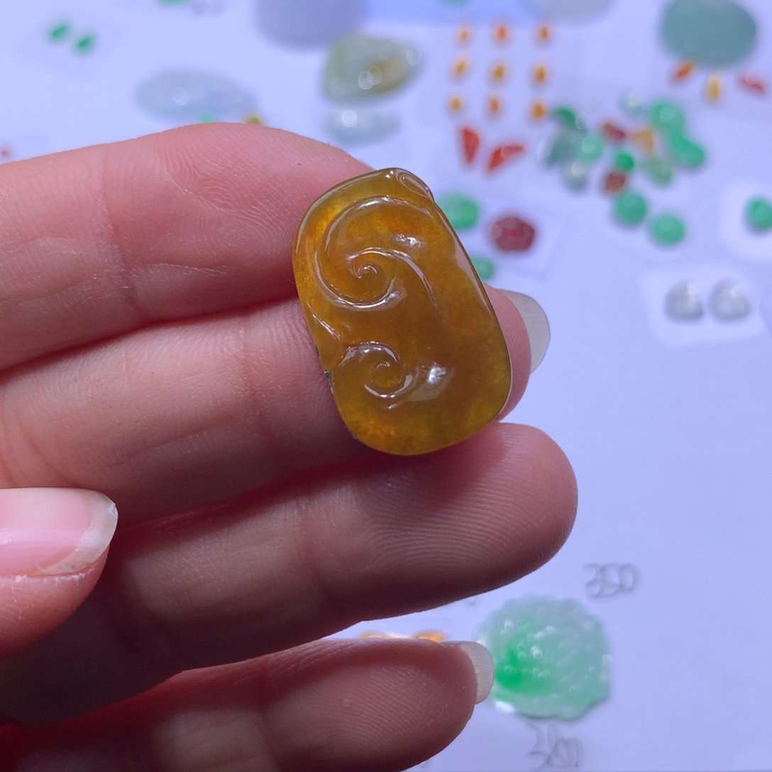 翡翠未镶嵌颈饰如意