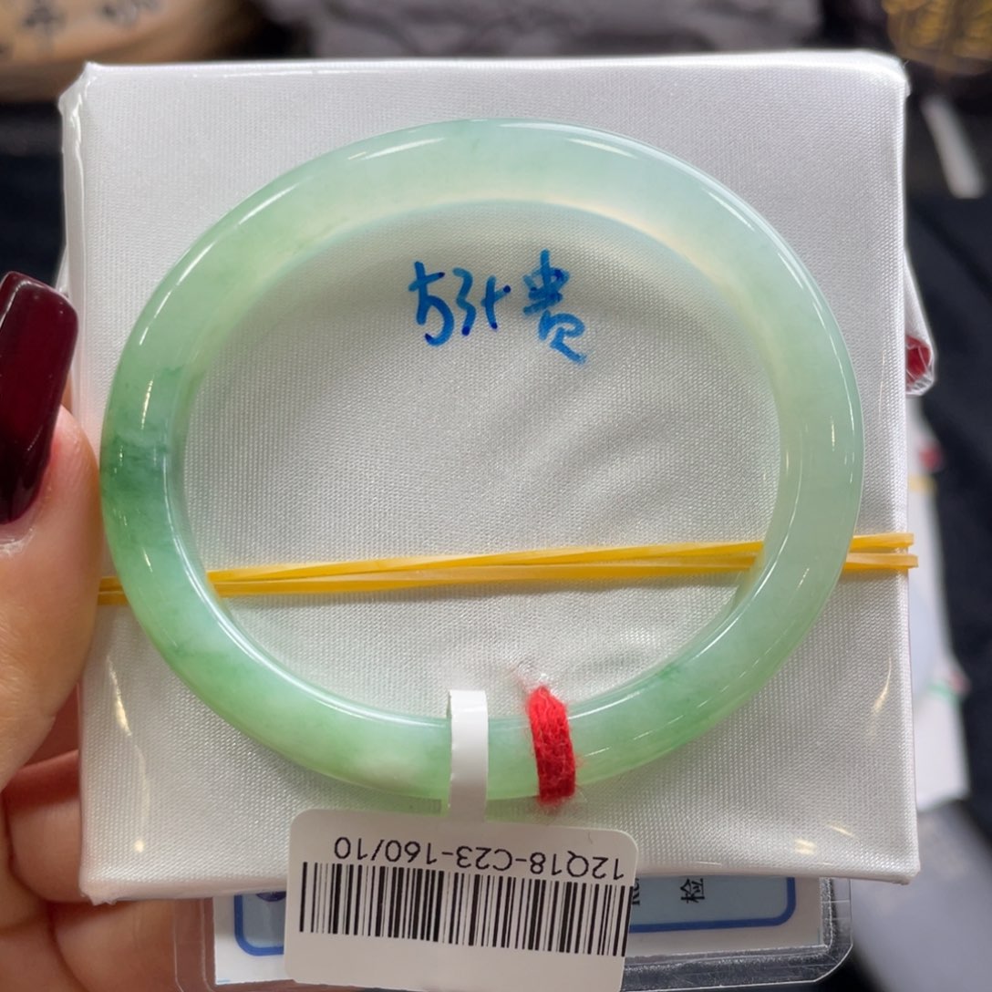 翡翠手镯未镶嵌翡翠手镯