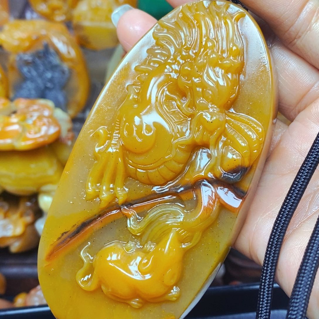 未镶嵌石英质玉（黄龙玉）颈饰