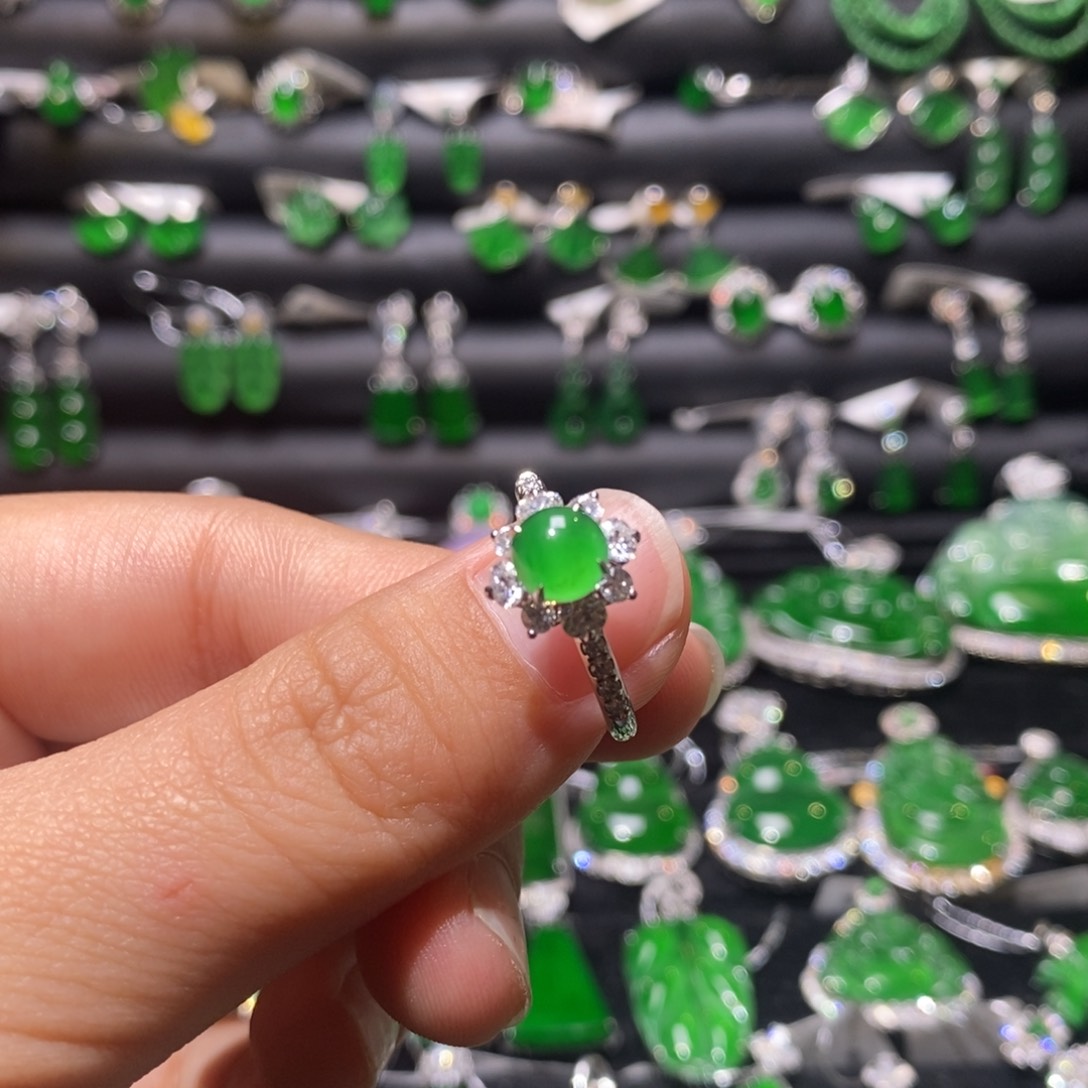 翡翠戒指18K金镶嵌天然翡翠