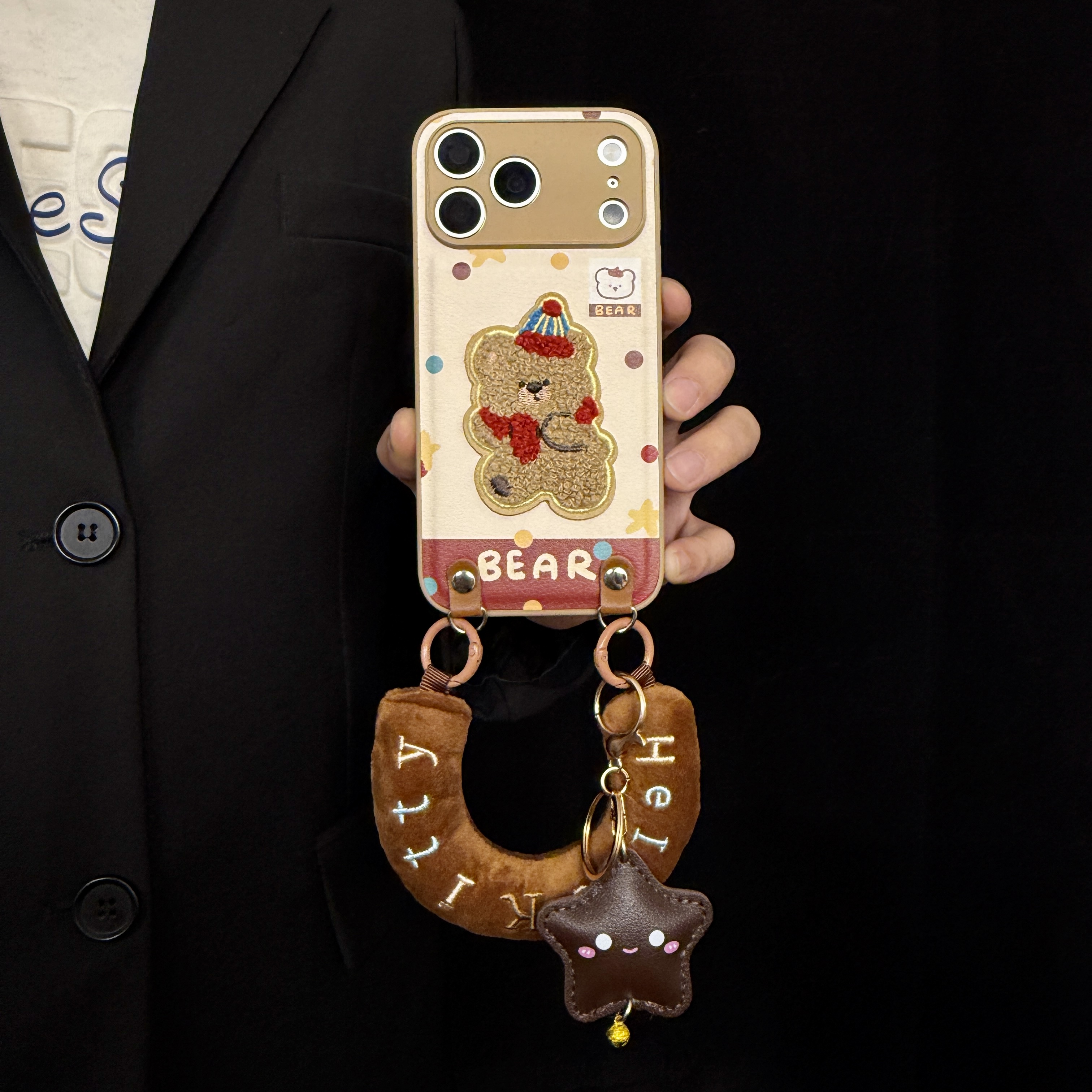 立体刺绣小熊适用苹果17promax手机壳全包防摔iPhone16/15/14/13
