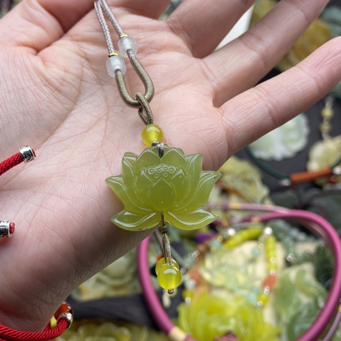 蛇纹石玉颈饰未镶嵌