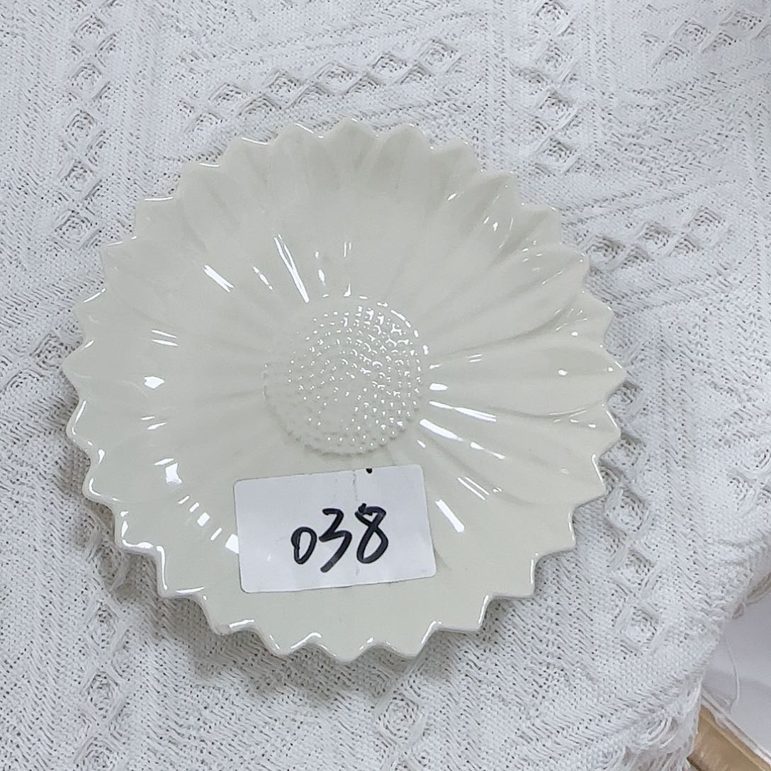 瓷片四个六寸，。       