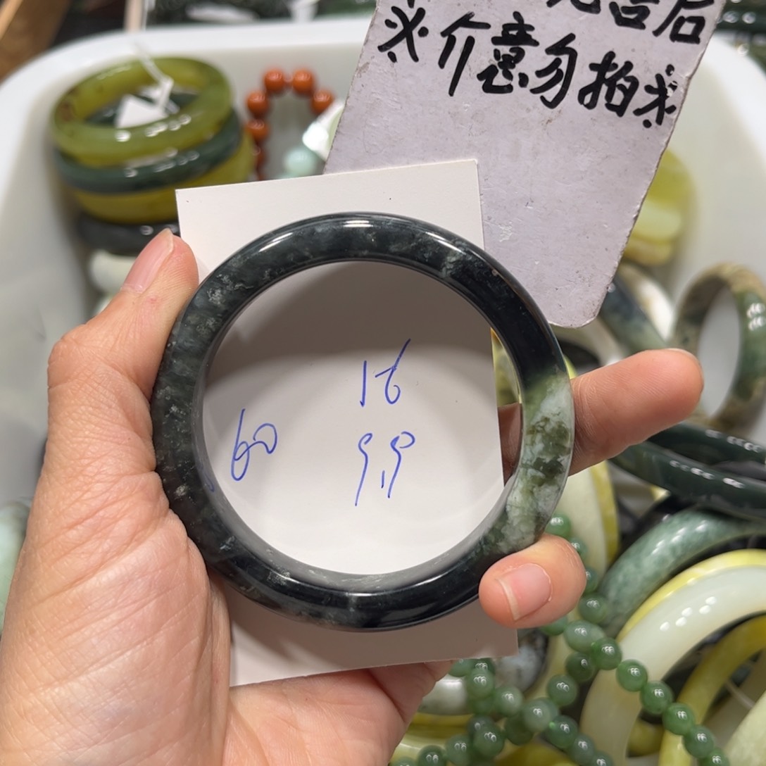 蛇纹石玉手镯未镶嵌