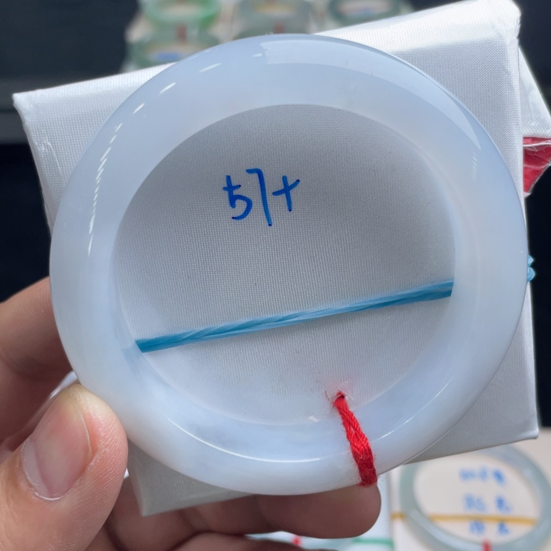 翡翠手镯未镶嵌翡翠手镯