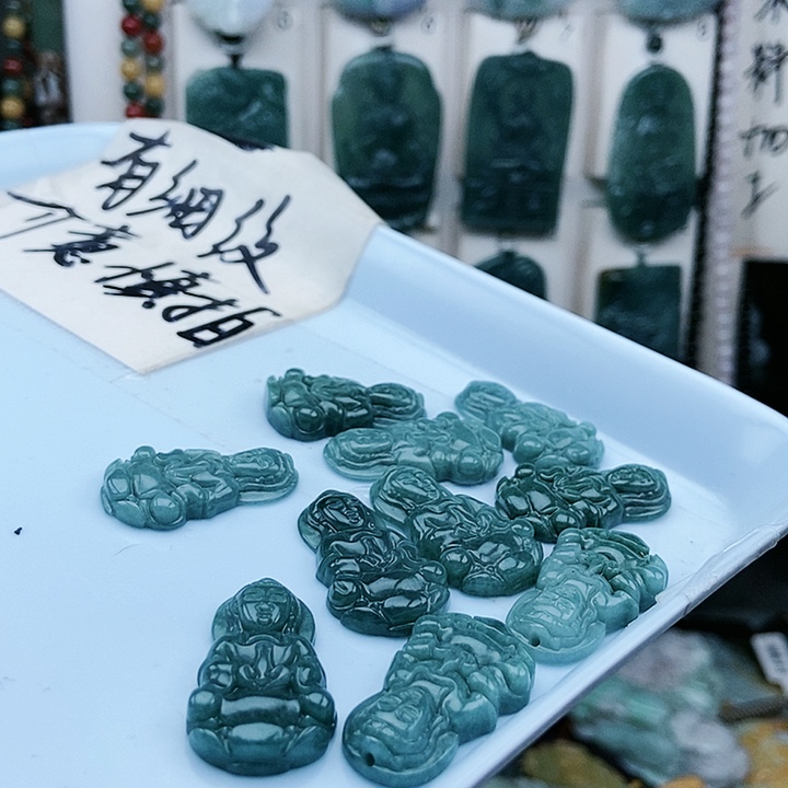 颈饰足铂镶嵌翡翠翡翠