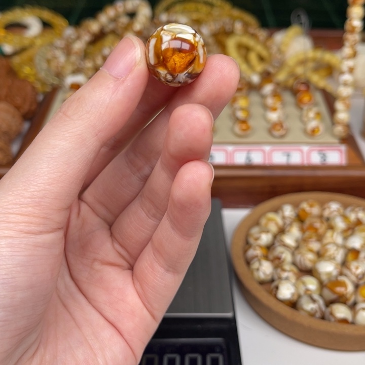 琥珀裸石未镶嵌招**宝04号