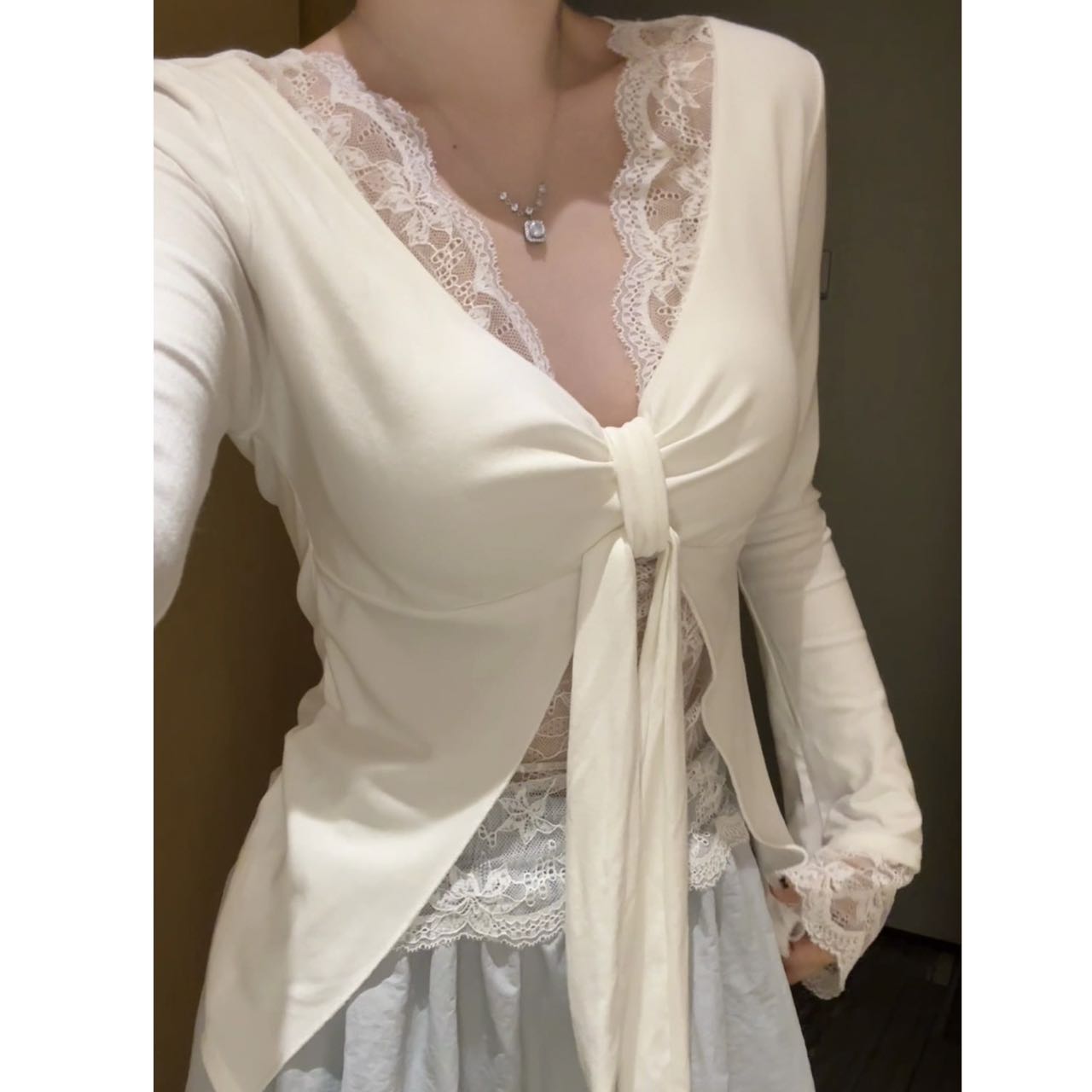 纯欲少女蕾丝拼接假两件长袖V领收腰显瘦设计感上衣带胸垫一体式