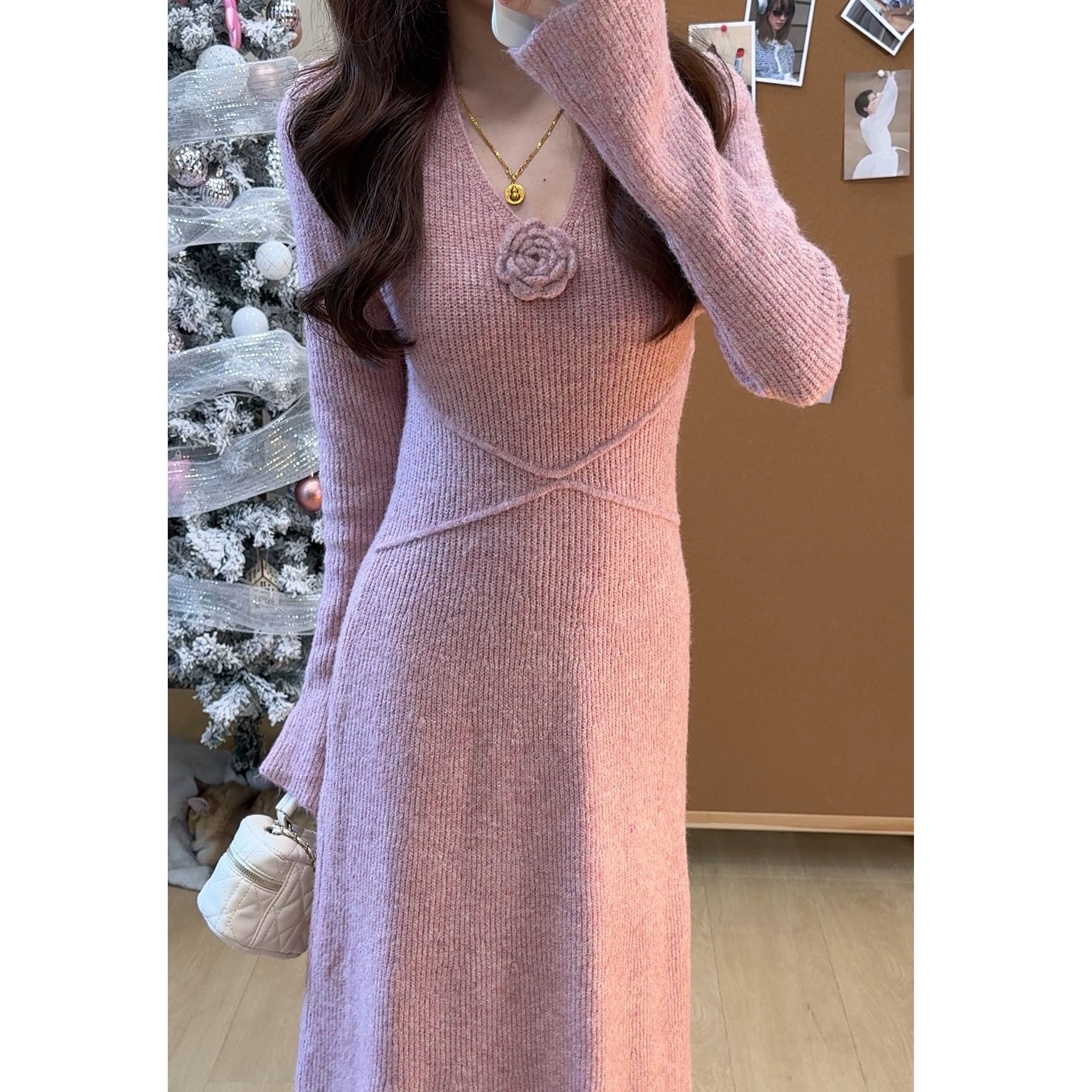 5425秋冬针织V领加厚显瘦高腰打底长袖A字版气质挂脖花朵连衣裙女
