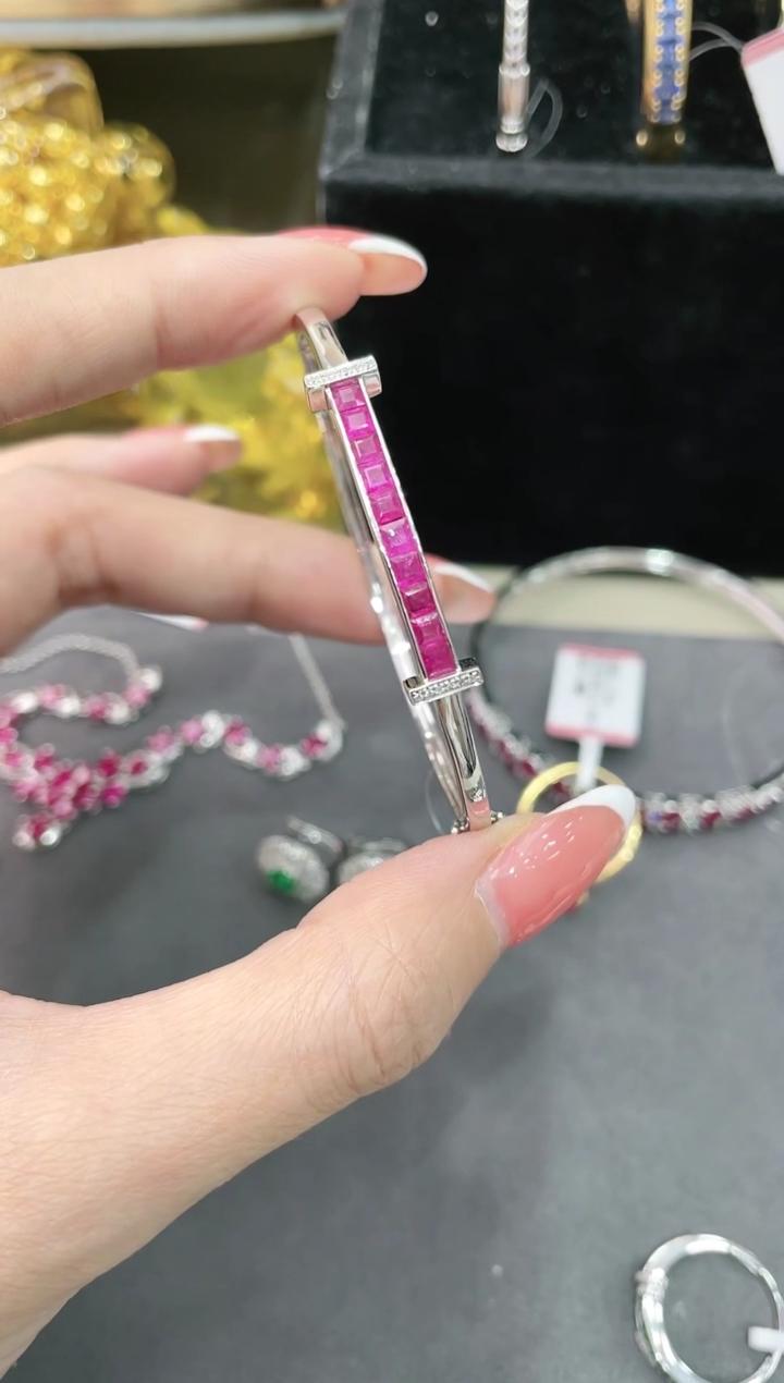 18K金镶嵌红宝石手镯微笑款